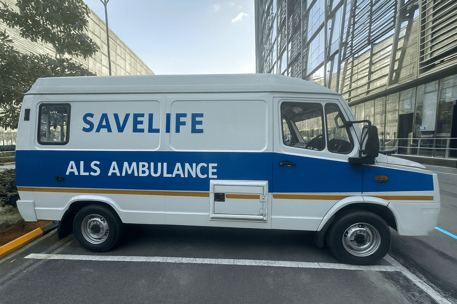 ICU ambulance service and cardiac ambulance equipped with life-saving equipment