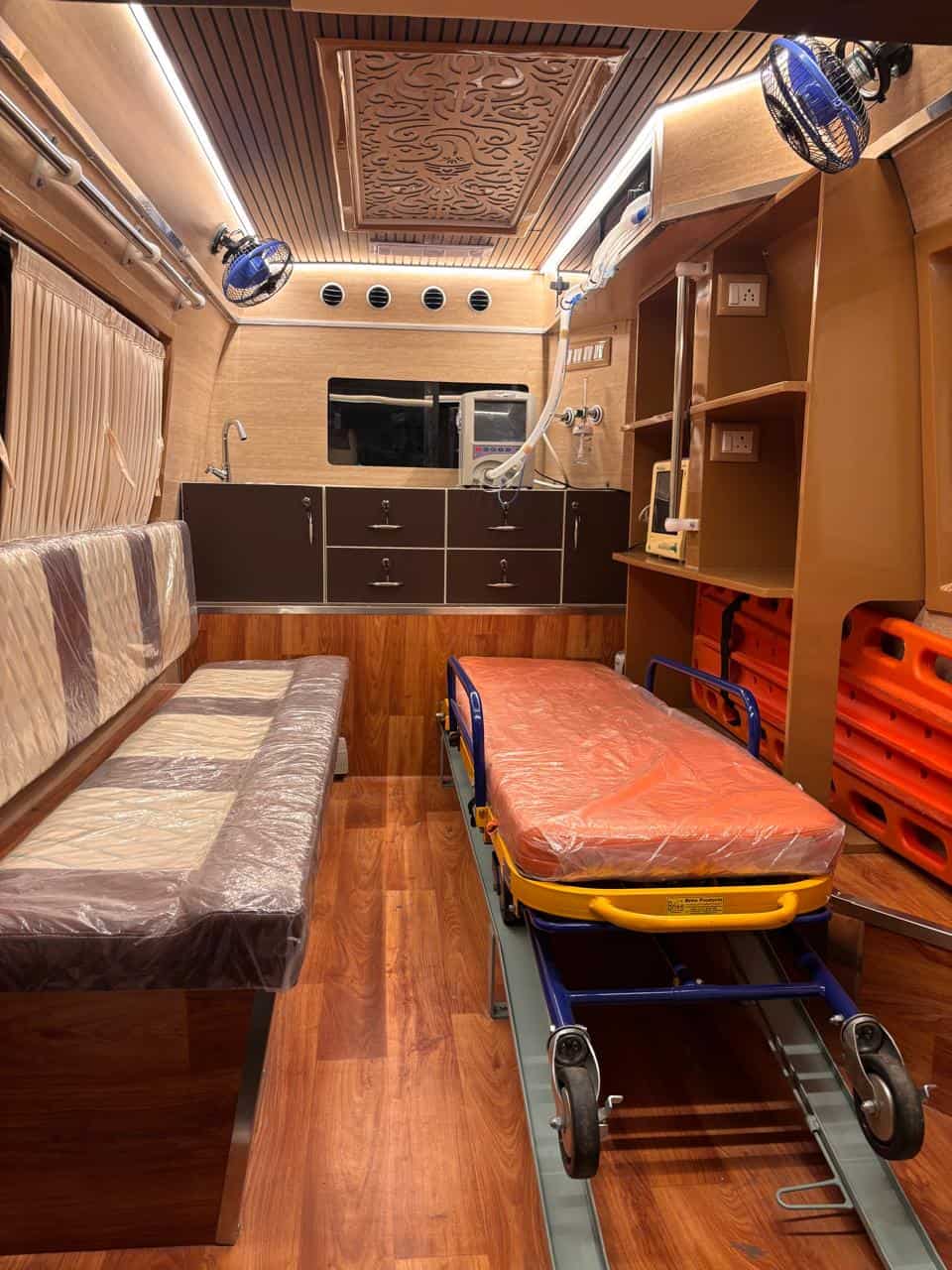 ICU ambulance service and cardiac ambulance equipped with life-saving equipment