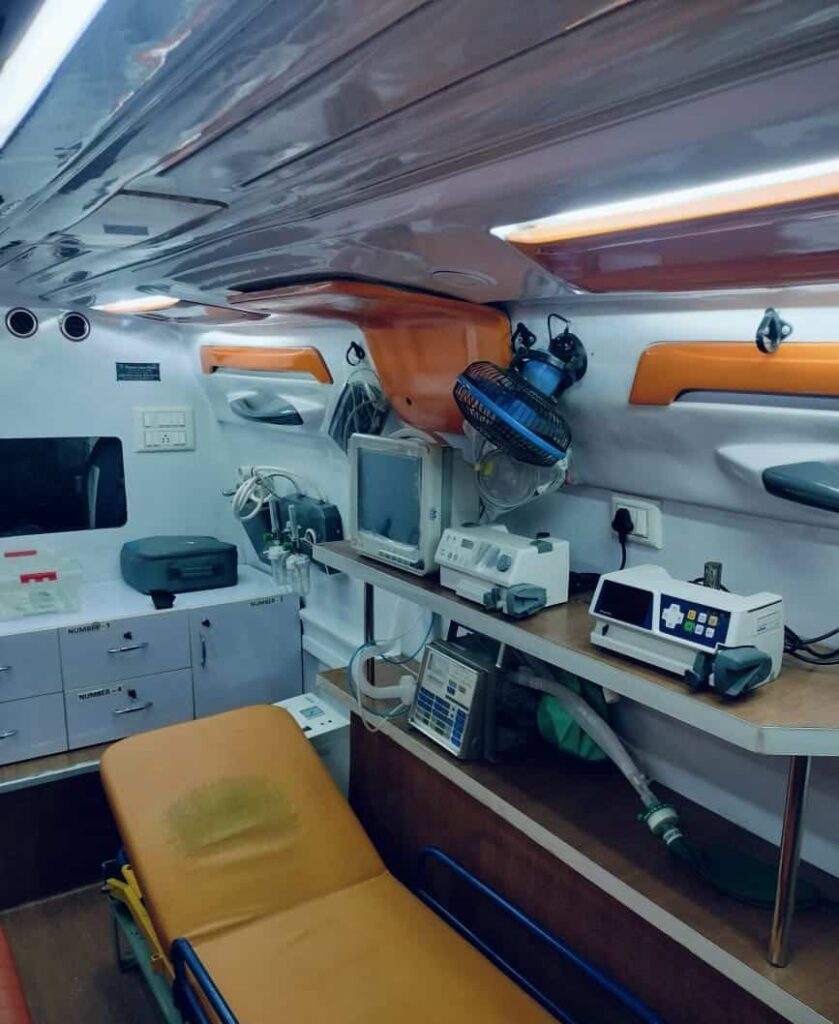 ICU ambulance service and cardiac ambulance equipped with life-saving equipment