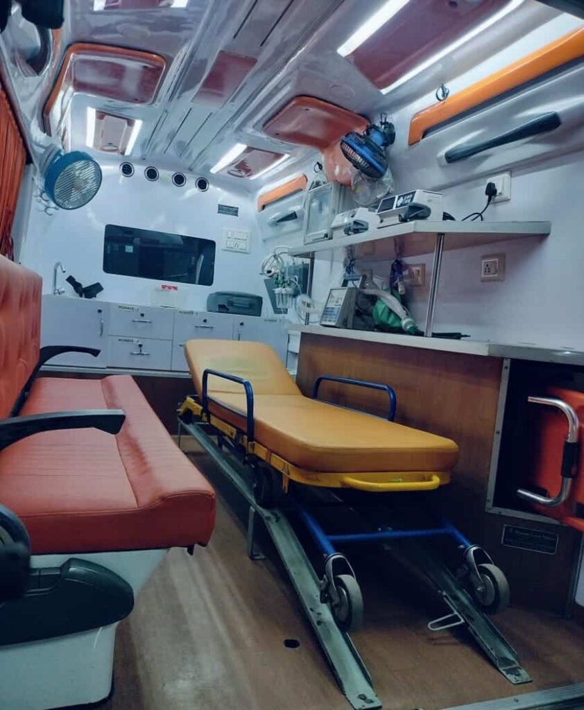 ICU ambulance service and cardiac ambulance equipped with life-saving equipment